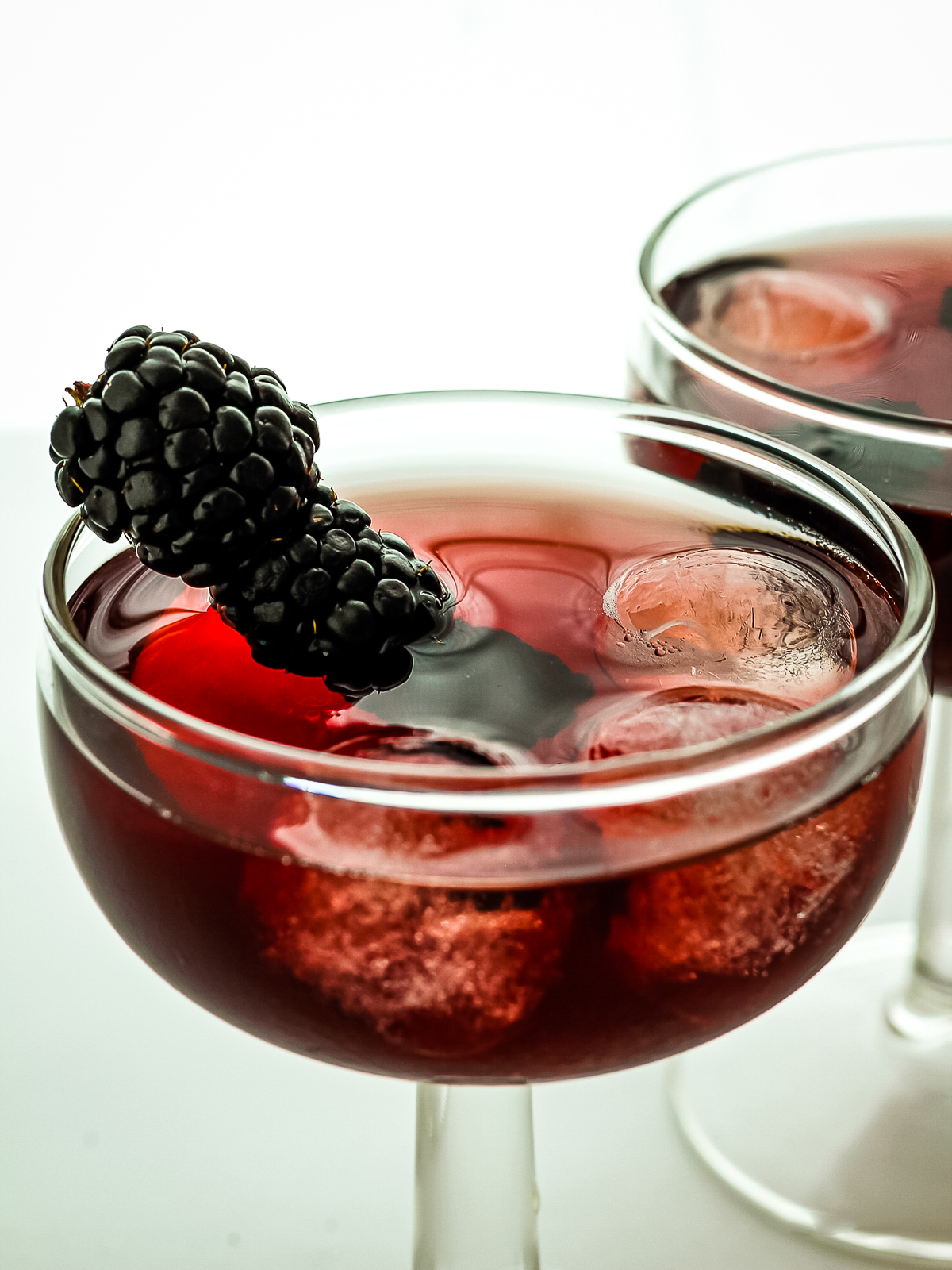 blackberry tea in a glass with blackberries