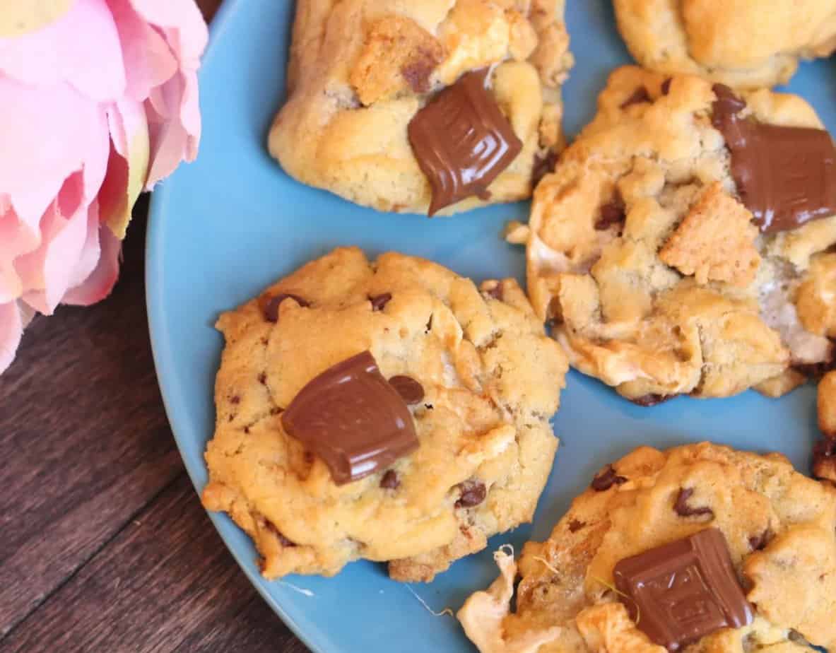 Blue plate with cookies and a pink flower.